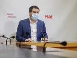 El diputado del PSOE Antonio Sánchez Requena en rueda de prensa.