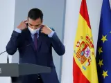 El presidente del Gobierno, Pedro Sánchez, este mediodía en el Palacio de la Moncloa