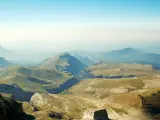 Se encuentra en plenos Pirineos y tiene una gran riqueza natural y paisaj&iacute;stica, convirti&eacute;ndose en un lugar muy apreciado para los amantes del senderismo. Los verdes valles llenos de bosques y prados con cascadas y barrancos se complementan con la aridez de las zonas altas.