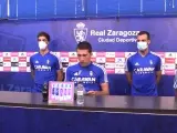 Los jugadores del Real Zaragoza leen el comunicado de la plantilla.