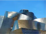 Ya solo por contemplar su exterior, realizado en piedra, cristal y aluminio, merece la pena la visita a este museo, pero es que adem&aacute;s su interior tiene grandes obras del arte contempor&aacute;neo de artistas renombrados como Serra, Klein o Koons.