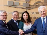 El presidente en funciones de SEPI, Bartolom&eacute; Lora (derecha), en la firma de un acuerdo empresarial.