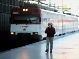 Un hombre espera en un andén de la estación Príncipe Pío de Cercanías, en Madrid (España) a 18 de mayo de 2020.