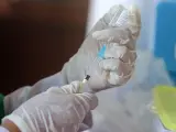 Una enfermera prepara una jeringuilla