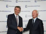 Leonardo Del Vecchio (derecha) cuando Luxottica se fusionó con Essilor en 2018.