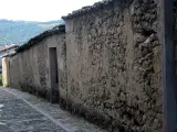 Esta villa es uno de los pueblos más bonitos de España gracias a sus calles empinadas y serpenteantes que le dan un aspecto único. Algunas de ellas cuentan con un canalillos por los que circula el agua de la montaña. Es un emplazamiento único.