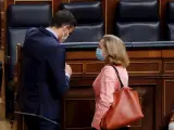 La vicepresidenta Calviño charla con el presidente Sánchez en el hemiciclo del Congreso