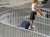 Una joven turista acarrea una maleta durante las vacaciones de 2020.