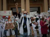 Imagen de una protesta de sanitarios durante la pandemia del coronavirus para reclamar más medios y personal.