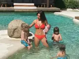 Pilar Rubio, en la piscina junto a sus cuatro hijos.