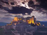 Este increíble castillo medieval hace sentirse al viajero en plena Edad Media. El lugar ofrece una experiencia única en la que la naturaleza, las tradiciones y la historia tienen mucho que decir. Su emplazamiento es único y permite unos paisajes de impresión.