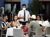 Varios turistas en la terraza de un restaurante de la Plaza Mayor de Madrid, el pasado sábado.