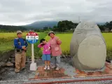 Unos abuelos japoneses crean un Totoro a tamaño real para sus nietos