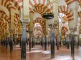 Es una de las mezquitas m&aacute;s grandes del mundo y destaca por su belleza, con sus arcos rojos y blancos que la convierten en uno de los grandes tesoros tur&iacute;sticos de Espa&ntilde;a. Hay que visitarla al menos una vez en la vida.