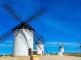 Son varias las localizaciones de estos molinos que sirven para moler el grano y que populariz&oacute; para siempre Cervantes en 'El Quijote'. Los de Campo de Criptana o Consuegra, ya en la provincia de Toledo, son de una gran belleza.