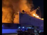 xUn incendio que se ha registrado esta madrugada en un hotel de Marbella (Málaga) ha obligado a desalojar este establecimiento y un edificio contiguo, según ha informado a Efe un portavoz de Emergencias 112 Andalucía.