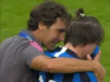Raúl González consuela a un jugador de Inter de Milán