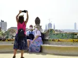 Dos turistas posan para hacerse una fotografía este verano en Barcelona.