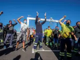 Trabajadores de Navantia en Puerto Real (Cádiz) protestan por el despido de unos compañeros.