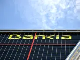 Logo de la entidad bancaria Bankia en su sede en una de las torres Kio de Madrid.
