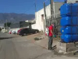 Depósitos de agua instalados en los asentamientos de infraviviendas en El Ejido