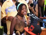 La nieta de Martin Luther King, Yolanda Renee King, de 12 años, ha participado en las protestas raciales que se están sucediendo en Washington, en el icónico National Mall. En su poderoso y emocionante discurso, la joven King ha recordado a su generación la importancia de seguir luchando por sus derechos: “Seremos la generación que acabe con la pobreza aquí, en América, la nación más rica del mundo, de una vez y para siempre” ha exclamado desde el atril. “Nos levantamos y manifestamos por amor, y cumpliremos el sueño de mi abuelo” ha asegurado, recordando el famoso discurso de Martin Luther King.