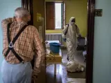 Un operario desinfecta una habitaci&oacute;n en una residencia de mayores.