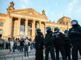 La policía alemana protege el edificio del Reichstag, en Berlín.