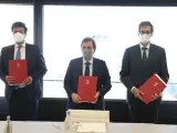 El alcalde de Madrid, José Luis Martínez-Almeida (c), posa junto al consejero delegado de Merlin Properties, Ismael Clemente (i); y al presidente de GMP, Francisco Montoro, durante la firma de un protocolo de colaboración con responsables de la sociedad R