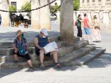 Unos turistas en los alrededores de la Catedral de Sevilla