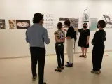 La Concejala De Cultura, Carmen Urquía Almazán, Y El Arquitecto Javier Peña, Presentan La Exposición 'Pabellón De Reverberaciones'.