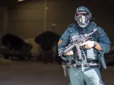 Un agente de la Guardia Civil vigila en la puerta de un hangar en una operación contra la droga en el sur.