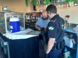 Inspección de la Policía Local de El Ejido a un establecimiento