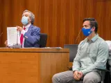 Rodrigo Lanza (d), procesado por la muerte de Víctor Laínez en el conocido como "caso de los tirantes", y su abogado Endika Zulueta (i) durante la repetición de su juicio que se celebra en la Audiencia de Zaragoza.