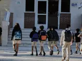 Alumnos del Colegio Privado Alameda de Osuna entran a clase desde el patio en el primer d&iacute;a del curso escolar 2020-2021