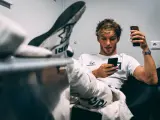 Pierre Gasly revisa sus mensajes tras ganar el GP de Italia