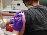 Un voluntario recibe una dosis durante la fase 1/2 del ensayo clínico de la vacuna candidata de Pfizer/BioNTech contra la COVID-19, en EE UU.