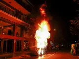 Un contenedor arde en el barrio barcelonés de Gràcia durante la Diada este viernes.
