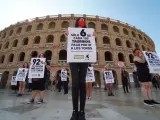 Protesta celebrada este domingo frente a la plaza de Toros de València