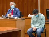 El acusado, Rodrigo Lanza (derecha) y su abogado durante la sesión de este jueves.