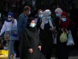 Mujeres palestinas realizan compras en Jerusalén, un día antes de que entre en vigor el segundo confinamiento impuesto en Israel por la pandemia del coronavirus.
