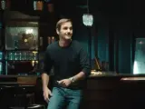 Roger Federer cantando durante un anuncio