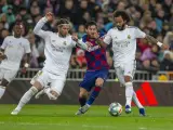 Messi disputa un balón entre Ramos y Marcelo, en el último clásico jugado antes de la pandemia.