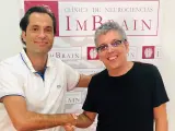 El cantautor Pedro Guerra y Jesús Romero Imbroda, jefe del Servicio de Neurología del Hospital Quirónsalud Málaga