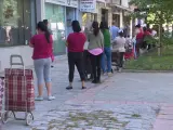 Cola de personas esperando a recibir alimentos y productos de primera necesidad, repartidos por la asociaci&oacute;n de vecinos Manzanares-Casa de Campo a familias vulnerables.