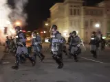 Policías con material antidisturbios, durante las protestas en Louisville (Kentucky, EE UU) tras el fallo judicial que exculpó a los tres agentes involucrados en la muerte a tiros de la joven afroamericana Breonna Taylor.