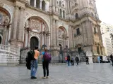 Turistas junto a la Catedral de M&aacute;laga (12/03/2020)