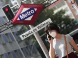 Una mujer pasea al lado del metro de Puente de Vallecas, en Madrid (España), a 16 de septiembre de 2020. Puente de Vallecas es el distrito de la ciudad de Madrid que mayor número de positivos por coronavirus ha registrado estos últimos 7 días (del 7 de al