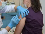 Una voluntaria participa en la tercera fase del ensayo en humanos de la vacuna contra la COVID-19 del laboratorio chino Sinovac Biotech Ltd., en el Hospital Universitario Hacettepe de Ankara, Turquía.