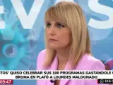 La presentadora Lourdes Maldonado sufre una broma en directo en 'Telemadrid'.